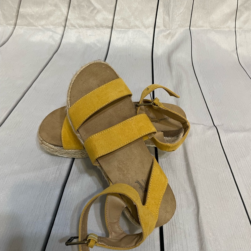 Universal Thread sandals size 6.5 - Picture 2 of 3